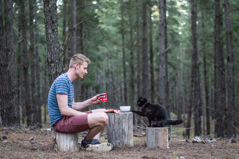 Vào tháng 5/1015, Rich East cùng chú mèo đen của mình rời khỏi quê hương Hobart, Tasmania để bắt đầu chuyến du lịch. Trước đó, anh đã bán sạch tài sản, nhà cửa, nghỉ việc để mua một chiếc Campervan nhằm phục vụ cho chuyến đi dài ngày.