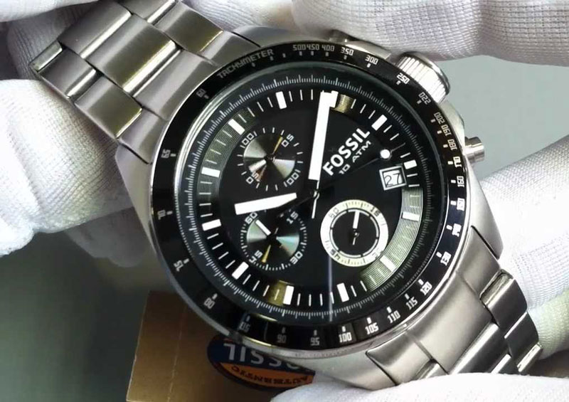 5. Fossil. Hãng đồng hồ của Mỹ thuộc thương hiệu thời trang Fossil Group, Inc. được thành lập vào năm 1984 bởi Tom Kartsotis. Đồng hồ của Fossil được thiết kế bắt mắt, hợp thời trang và có những sản phẩm giá cả không quá cao.