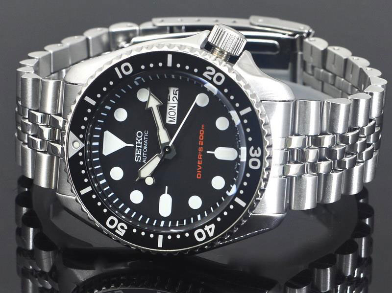 8. Seiko. Nhãn hiệu đồng hồ của tập đoàn điện tử Seiko. Đồng hồ của Seiko nổi tiếng với độ bền, đẹp và mẫu mã đa dạng. Hơn thế nữa, giá cả của nó không quá cao.