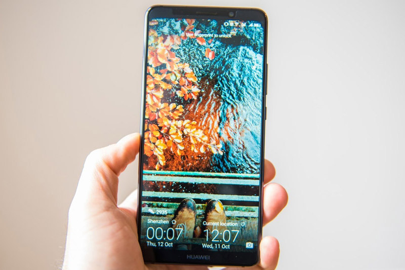 Huawei Mate 10 Pro sử dụng màn hình AMOLED 6 inch, độ phân giải Full HD (2.160x1.440 pixel), được chia theo tỷ lệ 18:9, bảo vệ bởi kính cường lực Corning Gorilla Glass (chưa rõ phiên bản nào). Màn hình của chúng hỗ trợ công nghệ HDR10. 
