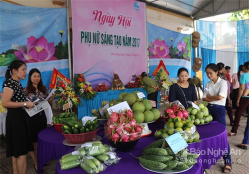 Các gian hàng trưng bày sản phẩm nông nghiệp ATTP của Hội phụ nữ huyện Đô Lương. Ảnh: Hữu Hoàn