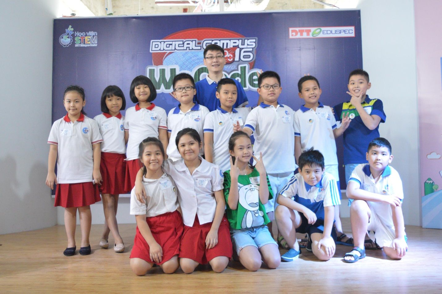 Bạn Bùi Trần Phương Anh (ngồi thứ 2 từ trái sang) - Giải Vô địch Ngày hội lập trình Quốc tế Wecode 2016 hạng Trung cấp.