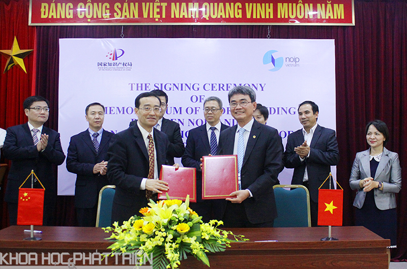 Ông Đinh Hữu Phí, Cục trưởng Cục SHTT Việt Nam và ông Liao Tao,Phó Tổng Cục trưởng Tổng cục SHTT Trung Quốc trao đổi Bản ghi nhớ hợp tác về SHTT giữa hai Cơ quan