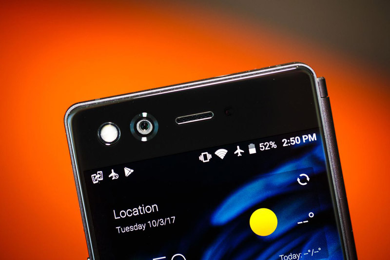 Là smartphone có màn hình gập nên ZTE Axon M chỉ được trang bị 1 camera duy nhất với độ phân giải 20 MP, khẩu độ f/1.7. Máy ảnh này đặt ở mặt trước của màn hình chính, có đèn flash LED kép, hỗ trợ lấy nét theo pha, chống rung quang học (OIS), quay video 4K.