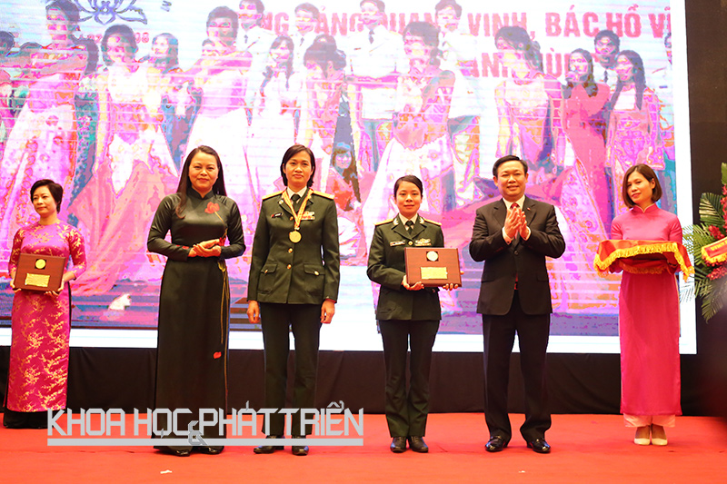 Phó Thủ tướng Vương Đình Huệ và Chủ tịch Hội Liên hiệp Phụ nữ Việt Nam Nguyễn Thị Thu Hà trao bằng khen cho tập thể nữ cán bộ Bệnh viện Quân đội 108. Ảnh: Ngọc Vũ
