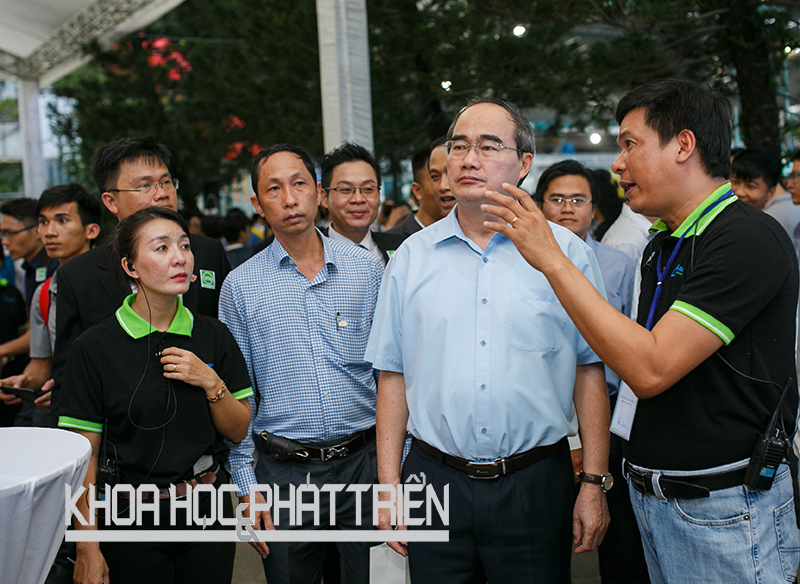 Bí thư Thành uỷ TP. Hồ Chí Minh Nguyễn Thiện Nhân (thứ hai từ trái qua) nghe giới thiệu các sản phẩm của starup tại SIHUB. Ảnh: SIHUB