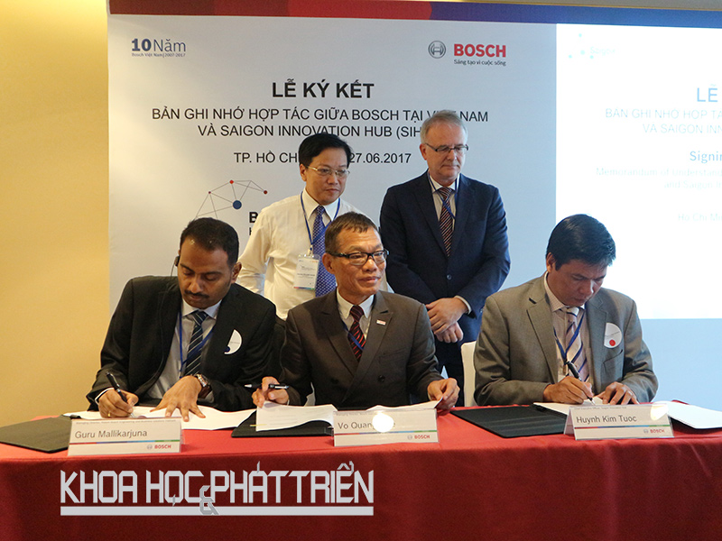 Giám đốc điều hành SIHUB Huỳnh Kim Tước (ngoài cùng bên phải) ký kết hợp tác với Bosch Việt Nam nhằm hỗ trợ cộng đồng khởi nghiệp đổi mới sáng tạo tại TPHCM. Ảnh: SIHUB