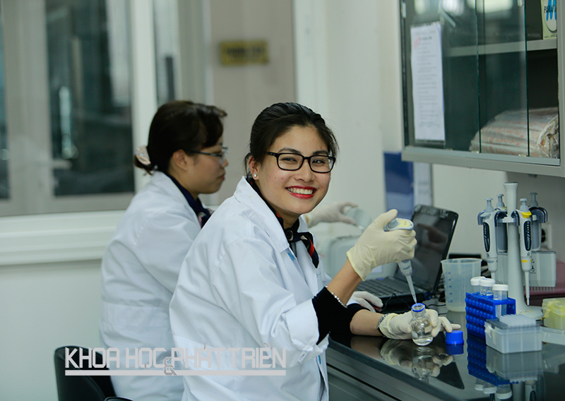 Các nhà khoa học nữ đo nồng độ DNA tại Phòng Giám định sinh vật và biến đổi gene tại Viện Di truyền Việt Nam. Ảnh: Trịnh Điệp