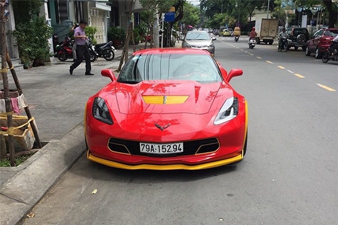 Ngắm Chevrolet Corvette C7 Z06 màu đỏ tại Nha Trang. Trên nền sơn chủ đạo màu đỏ, tay chơi Nha Trang đã thêm cho chiếc siêu xe thể thao Chevrolet Corvette C7 Z06 các hoạ tiết màu vàng. (CHI TIẾT)