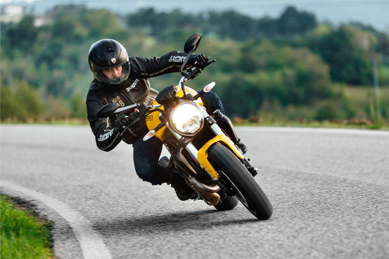 Về tính năng an toàn, Ducati Monster 821 2018 được trang bị hệ thống chống bó cứng phanh (ABS) 3 mức của Bosch, kiểm soát lực kéo (DTC) 8 mức, bướm ga điện tử (Riding by Wire). 