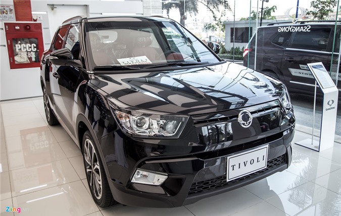 Ảnh chi tiết Ssangyong Tivoli phiên bản cao cấp giá 776 triệu đồng tại Việt Nam. Ssangyong Tivoli là mẫu CUV hạng B, đối thủ của Chevrolet Trax, Ford Ecosport hay Hyundai i20 Active. Mức giá giao động từ 630 đến 776 triệu đồng. (CHI TIẾT)