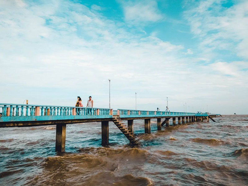 Cây cầu dẫn ra biển dài 300m này là điểm chụp hình ưa thích của du khách. Ảnh: Leeshin_photos.