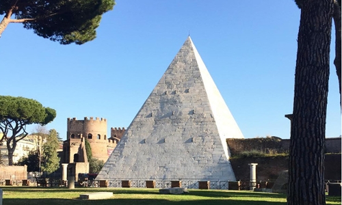 Kim tự tháp Cestius tại Rome Italy. Ảnh: Gordon Stephen.