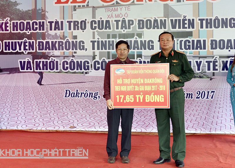 Ông Lê Đắc Quý - Chủ tịch huyện Đakrông nhận hỗ trợ từ Tập đoàn Viettel.
