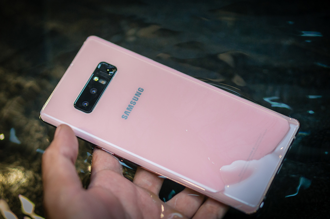 Blossom Pink là màu thứ năm của Galaxy Note8, sau đen, vàng, xanh và xám (tím). Sản phẩm vừa có mặt trên thị trường xách tay với giá 17 triệu đồng. Trong khi trên kệ hàng chính hãng, Note8 có giá bán gần 23 triệu đồng nhưng mới chỉ có hai màu đen và vàng. 