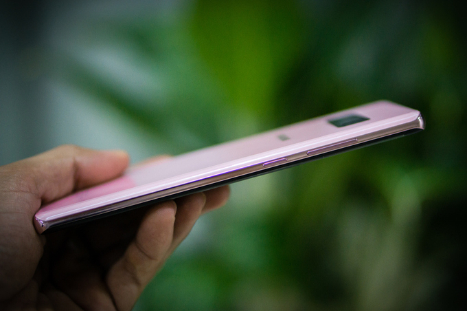 Màu hồng Blossom Pink trên Note 8 nhạt hơn so với Rose Pink của S8 và cũng không bóng bằng, bù lại đỡ lộ dấu vân tay. Phần khung viền kim loại bao quanh cũng được đánh bóng với tông màu hồng.
