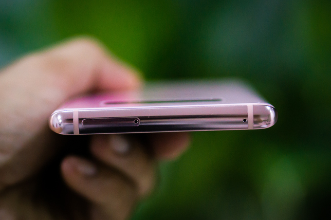 Thông số kỹ thuật của Galaxy Note 8 màu hồng giống với bản chính hãng đang bán ra ở thị trường Việt Nam khi dùng chip Exynos 8895 thay vì Snapdragon 835. Máy có RAM 6 GB, bộ nhớ 64 GB và hỗ trợ hai sim.