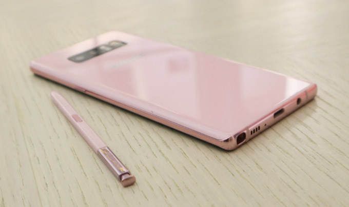 Toàn bộ bút cảm ứng S Pen có tông màu hồng giống mặt lưng. Note8 sở hữu pin dung lượng 3.300 mAh và có thiết kế chống nước đạt chuẩn IP68, cao hơn iPhone 8 và iPhone X. 