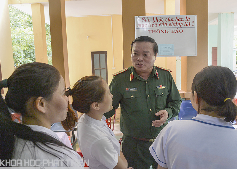Thiếu tướng Hoàng Công Vĩnh động viên y, bác sĩ tại trạm y tế Đakrong