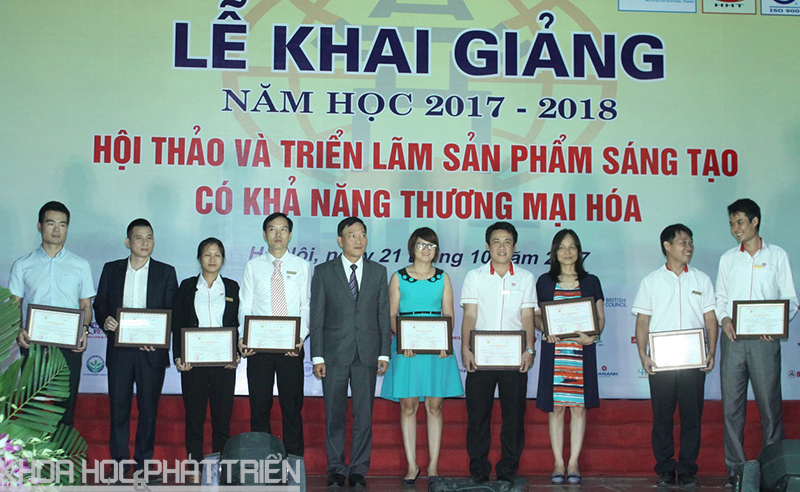 Ttứ trưởng Trần Văn Tùng trao giải thưởng cho các sản phẩm tiêu biểu tham gia triển lãm