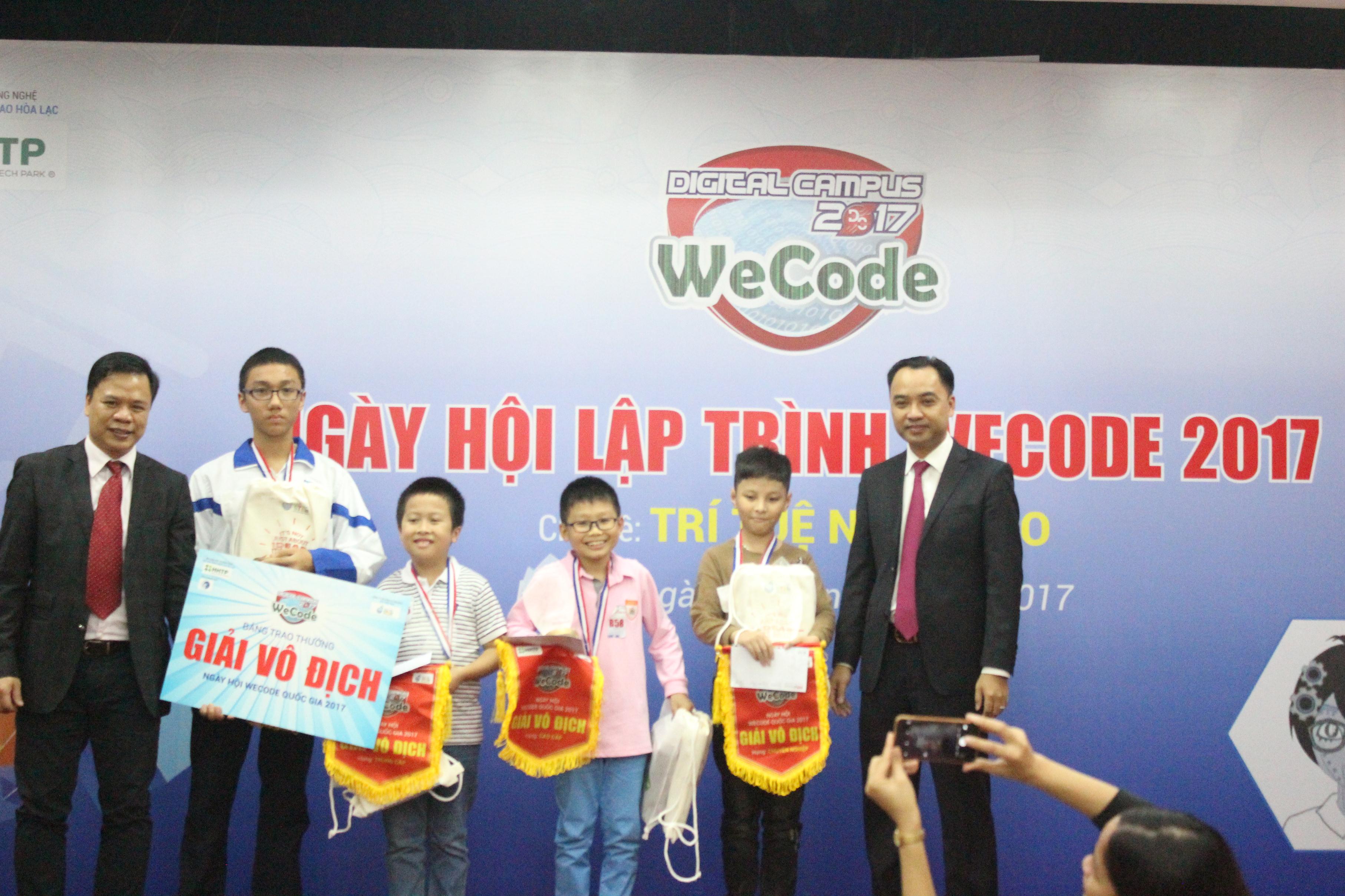 Ông Nguyễn Thế Trung và ông Nguyễn Văn Cường- Phó trưởng ban Công nghệ cao Hòa lạc, Bộ Khoa học và Công nghệ- trao giải thưởng cho các nhà vô địch