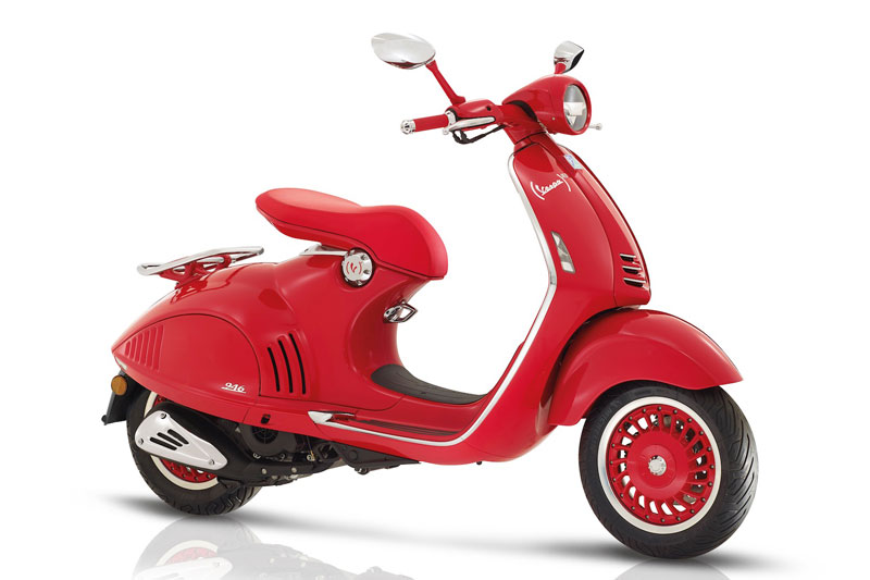 Cận cảnh xe tay ga vừa bán ra ở Việt Nam với giá 405 triệu. Vespa 946 Red 2017 vừa được bán ra tại thị trường Việt Nam với giá 405 triệu đồng. Như vậy, giá của mẫu scooter này còn cao hơn cả Kia Morning (từ 305 triệu đồng), Hyundai Grand i10 (từ 340 triệu đồng). (CHI TIẾT)