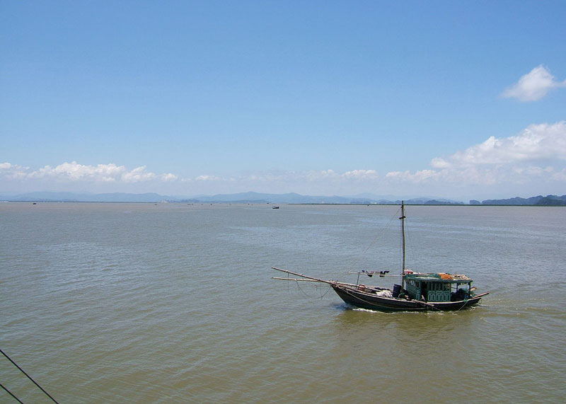 Sông Bạch Đằng chảy giữa thị xã Quảng Yên (Quảng Ninh) và huyện Thủy Nguyên (Hải Phòng). Ảnh: Viethavvh.