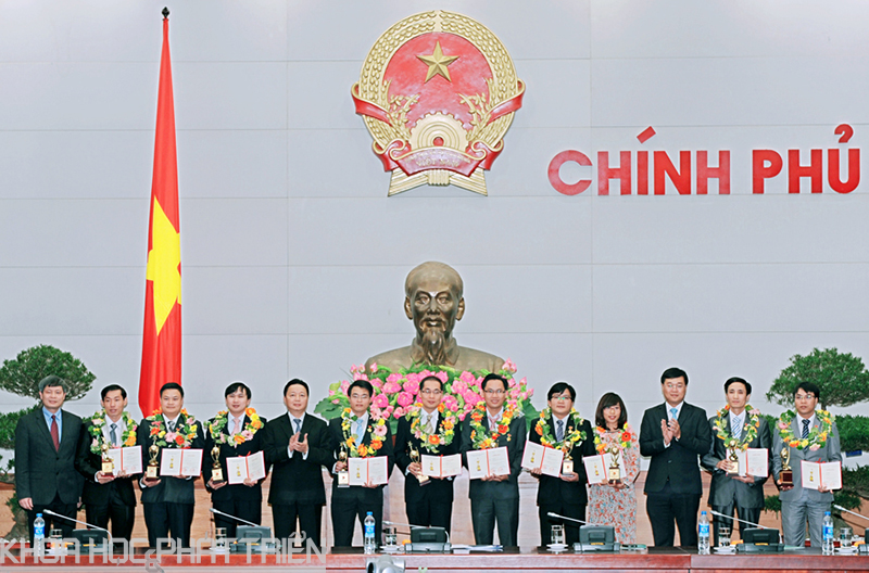 PGS Trương Quốc Phong (thứ hai từ phải qua) vinh dự nhận giải thưởng Giải thưởng Khoa học Kỹ thuật thanh niên Quả cầu vàng năm 2014. 