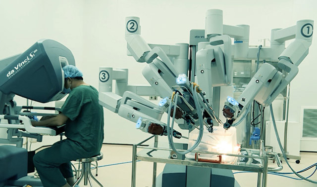Bác sĩ thực tập phẫu thuật robot tại Bệnh viện Chợ Rẫy. Ảnh: Nguyên Mi.