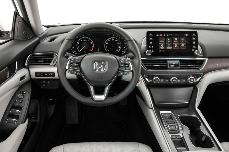 Vô lăng của Accord thế hệ mới có lẫy chuyển số được đặt phía sau. Ghế lái có thể chỉnh điện 12 hướng. Đồng thời, hàng ghế trước có tính năng sưởi ấm hoặc làm mát. Hệ thống thông tin giải trí gồm mát hình LCD 8 inch, hỗ trợ kết nối Bluetooth, Apple CarPlay, Android Auto, phát Wi-Fi 4G, sạc không dây. Hệ thống HondaLink cho phép chủ nhân có thể khóa,mở và nổ máy xe từ xa, theo dõi khi xe bị đánh cắp, hỗ trợ chuẩn đoán lỗi động cơ.