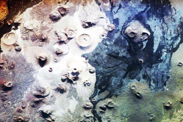 Một số dòng dung nham đã 5 triệu năm tuổi, nhưng niên đại của những cánh cổng đá còn vượt xa con số đó. Ảnh: NASA.