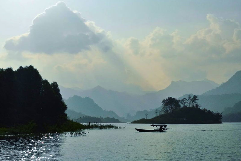 Hồ Na Hang được bao bọc bởi 99 ngọn núi. Ảnh: Nasonphoto.