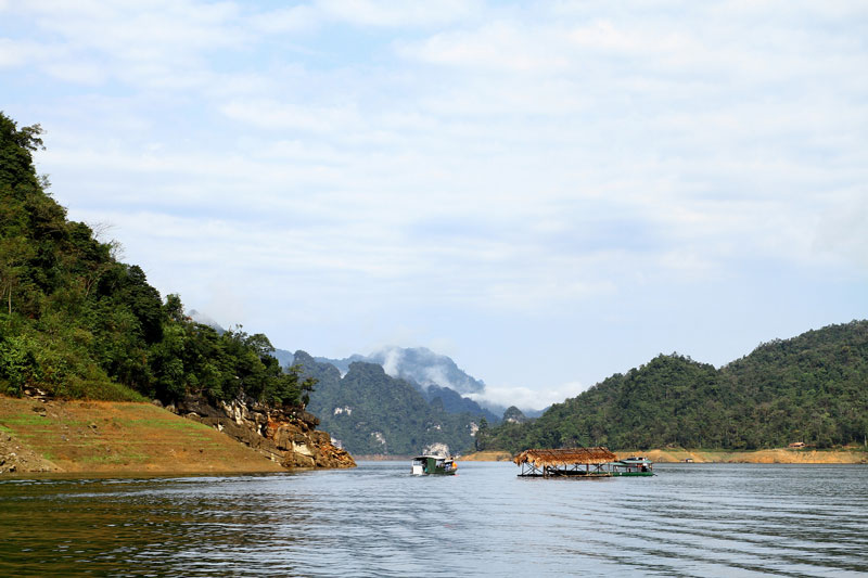 Hồ Na Hang tọa lạc trong khu bảo tồn thiên nhiên Na Hang, huyện Na Hang, tỉnh Tuyên Quang. Ảnh: Dmdviet.