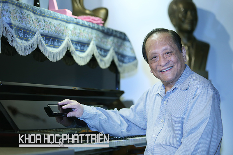 Giáo sư Nguyễn Vĩnh Cát bên chiếc đàn piano tại nhà riêng. Ảnh: Loan Lê