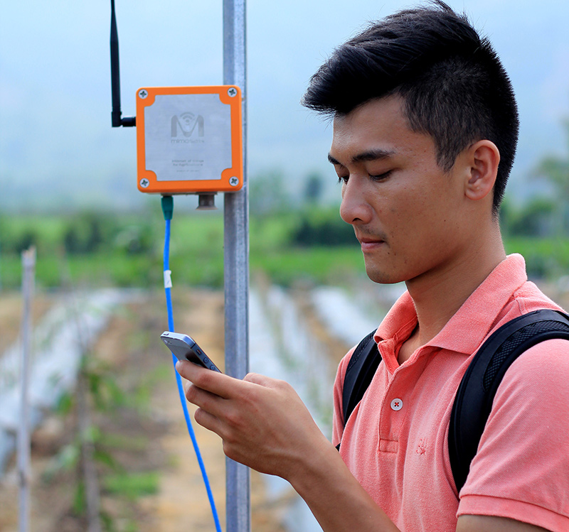 Ông Nguyễn Anh Khoa - CTO MimosaTEK - kiểm tra hoạt động của thiết bị qua ứng dụng di động. Ảnh: Lan Anh