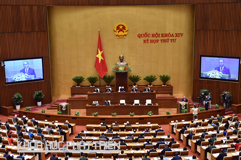 Thủ tướng Nguyễn Xuân Phúc báo cáo trước Quốc hội ngày 23/10. Ảnh: Nhật Bắc