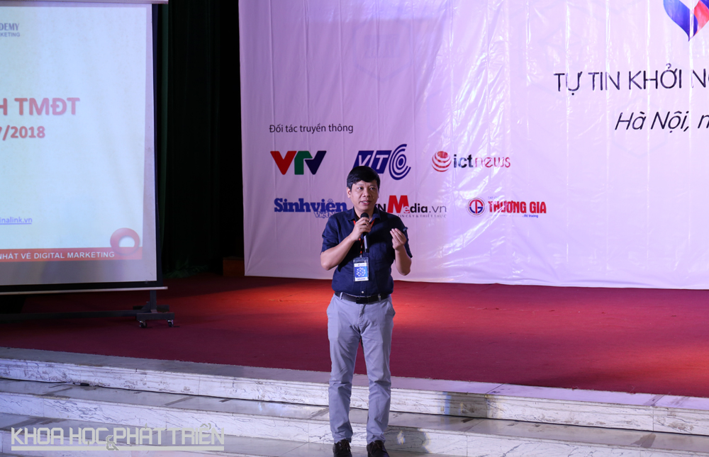 Ông Hà Tuấn Anh giới thiệu về xu hướng phát triển của thương mại điện tử ở Việt Nam. Ảnh: NV