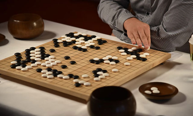 AlphaGo Zero tự rèn luyện khả năng chơi cờ siêu việt. Ảnh: Guardian.