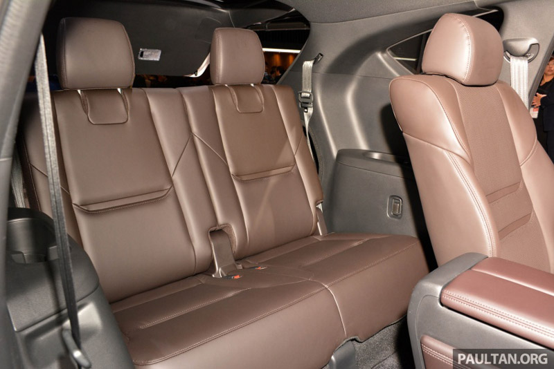 Ghế ngồi của Mazda CX-8 có tuỳ chọn chất liệu da hoặc nỉ. 