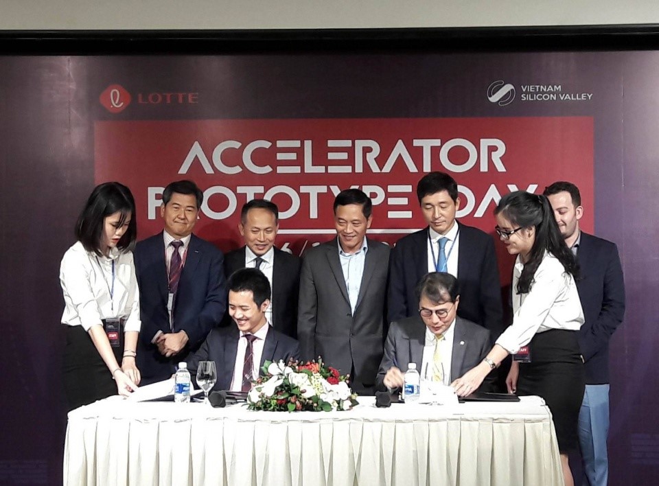  Lễ ký kết Hợp tác chiến lược giữa Lotte Accelerator và Vietnam Silicon Valley Accelerator.