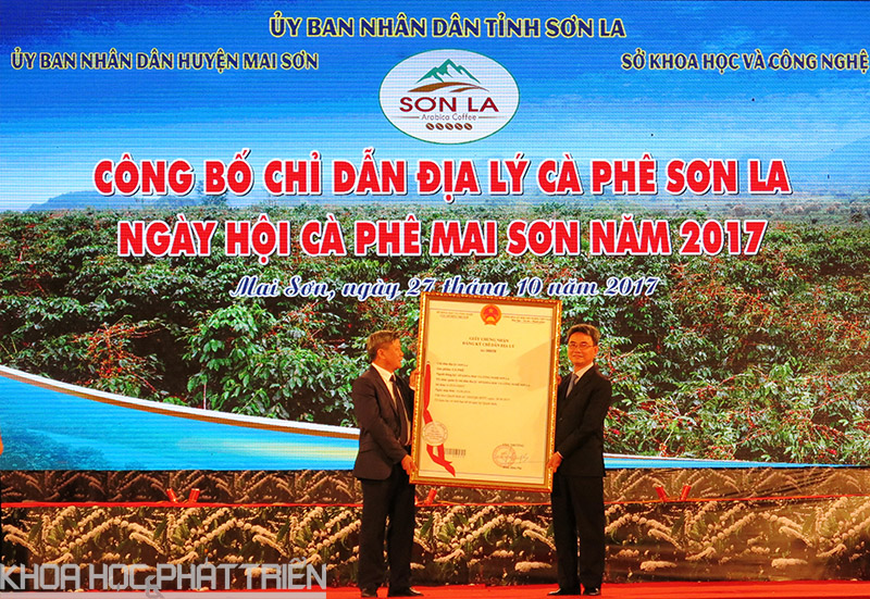 Đồng chí Đinh Hữu Phí trao Giấy chứng nhận chỉ dẫn địa lý cà phê Sơn La cho lãnh đạo tỉnh Sơn La