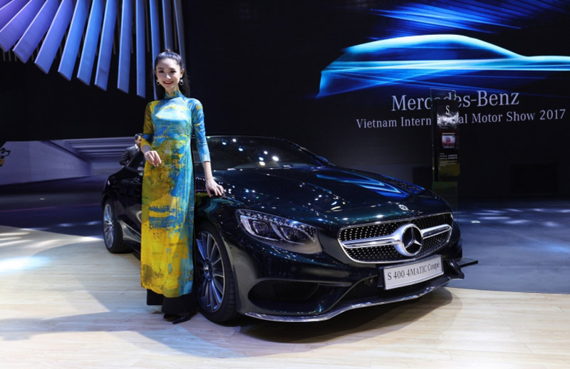 Khám phá gian hàng Mercedes-Benz Việt Nam tại VIMS 2017. Mercedes-Benz Việt Nam (MBV) mang tới sân chơi VIMS 2017 với 2 mẫu xe mới Mercedes-AMG GLA 45 4Matic và S 400 4MATIC Coupé. Lần thứ 2 đến với VIMS