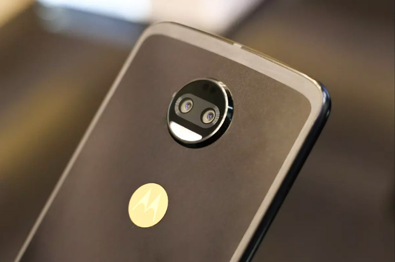 Motorola Moto Z 2018 Kingsman VIP Special Edition sở hữu camera kép ở mặt lưng với cùng độ phân giải 12 MP, khẩu độ f/2.0. Trong đó, 1 ống kính chụp ảnh màu, ống kính còn lại chụp hình trắng đen. Bộ đôi này ảnh này được trang bị đèn flash LED kép, hỗ trợ lấy nét bằng laser, lấy nét theo pha, quay video 4K. 