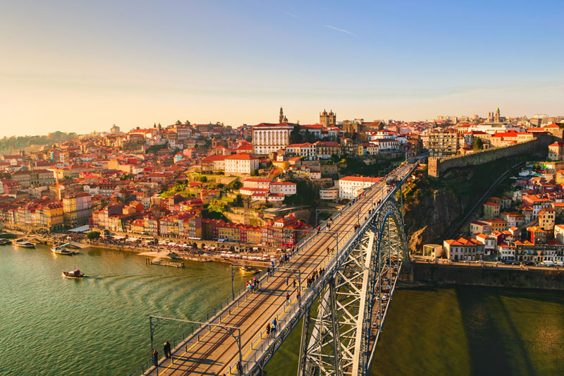 3. Bồ Đào Nha. Là quốc gia nằm ở Tây Nam châu Âu, thuộc bán đảo Iberia. Bồ Đào Nha là đất nước có nền kinh tế tiến bộ với thu nhập và tiêu chuẩn sinh hoạt cao. Đây là quốc gia có chỉ số hoà bình cao thứ ba trên thế giới vào năm 2016 và là một trong 13 quốc gia bền vững nhất vào năm 2017.