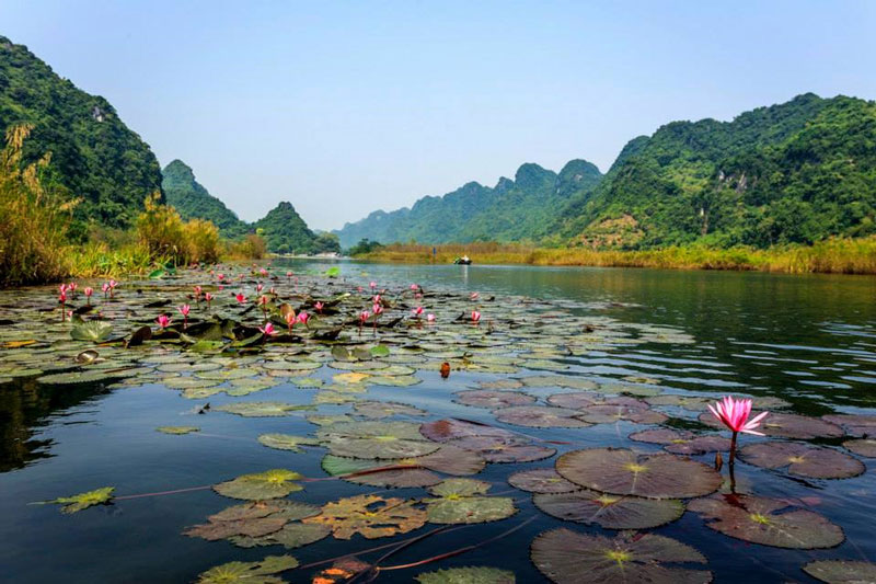 Đây cũng là con đường thủy duy nhất đưa du khách vào vãn cảnh chùa Hương. Ảnh: Nguyễn Đình Thành.
