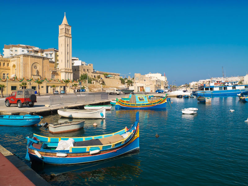 6. Malta. Là đảo quốc Nam Âu, gồm một quần đảo ở Địa Trung Hải. Thời điểm thích hợp nhất để ghé thăm Malta là từ tháng 5-10. Lúc này, du khách có thể thỏa thích tận hưởng những ngày nghỉ tuyệt vời bên biển xanh, cát trắng, nắng vàng, ngắm bức tranh thủy mặc bao phủ màu xanh bát ngát của biển trời Địa Trung Hải tuyệt đẹp. 