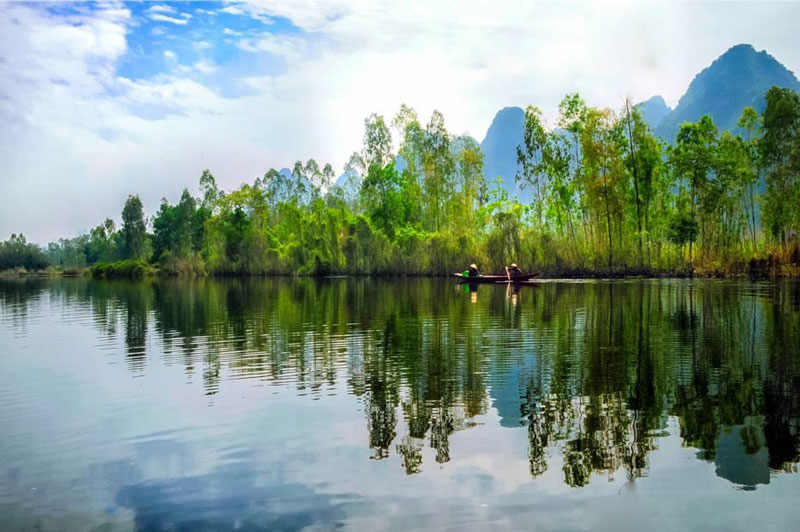 Suối Yến dài khoảng 4 km, đây cũng là con đường thủy duy nhất đưa du khách vào vãn cảnh chùa Hương. Ảnh: Cao Anh Tuan.