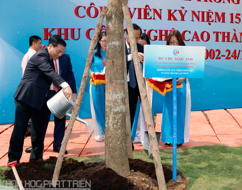 Bộ trưởng Chu Ngọc Anh trồng cây lưu niệm tại SHTP