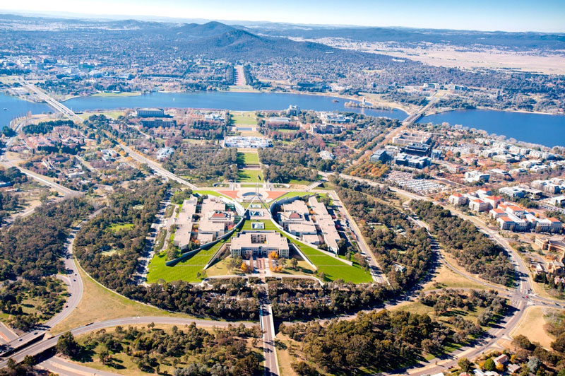 3. Canberra. Là Thủ đô và là trung tâm hội nghị, giáo dục, du lịch và lễ hội của Australia. Canberra là điểm đến thích hợp cho những du khách yêu thích sự tĩnh lặng, thanh bình. Tới đây, bạn có thể tham dự những lễ hội, đị bộ ngắm cảnh, thăm viện bảo tàng, ngồi thuyền buồm ngắm hồ Burley Griffin…