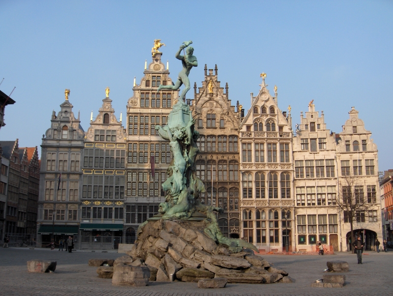 6. Antwerpen. Thành phố và thủ phủ của tỉnh Antwerpen ở Flanders, Bỉ. Antwerpen là thành phố cảng công nghiệp nhộn nhịp và một trung tâm lịch sử - nghệ thuật của Bỉ. Nó nổi tiếng với các nhà thờ tráng lệ, tòa thị chính, và nhiều tòa nhà lịch sử nổi bật khác ở trung tâm phố cổ.